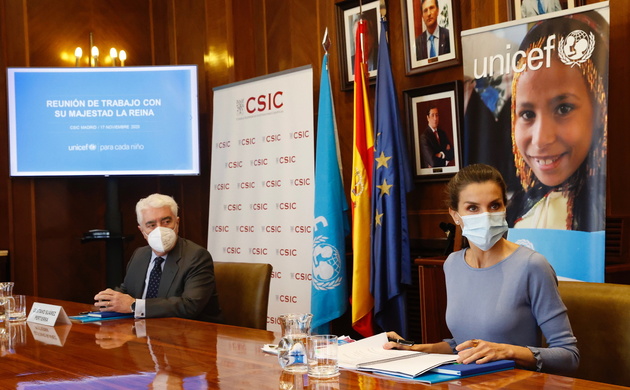 Su Majestad la Reina junto al presidente de UNICEF España durante la reunión