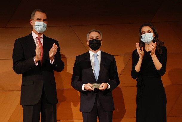 Don Felipe y Doña Letizia junto a Vicente Vallés, galardonado con el Premio de Periodismo "Francisco Cerecedo"