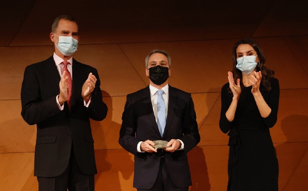 Don Felipe y Doña Letizia junto a Vicente Vallés, galardonado con el Premio de Periodismo "Francisco Cerecedo"