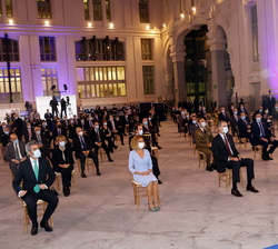 Su Majestad el Rey en primera fila de asientos al inicio del acto
