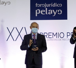 Su Majestad el Rey tras hacer entrega el Premio Pelayo para Juristas de Reconocido Prestigio a Tomás de la Quadra-Salcedo