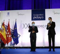 Su Majestad el Rey acompañado por el presidente del Consejo de Administración del Grupo Pelayo, José Boada, tras hacer entrega del Premio Pelayo para 