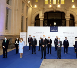 Fotografía de grupo de Su Majestad el Rey con el galardonado y las autoridades asistentes