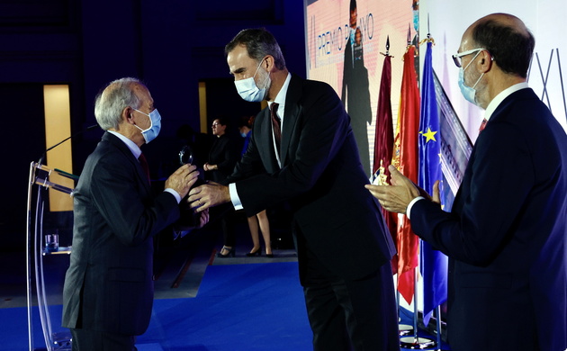 Su Majestad el Rey entrega el Premio Pelayo para Juristas de Reconocido Prestigio a Tomás de la Quadra-Salcedo