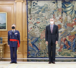 Su Majestad el Rey acompañado de André Lanata, Comandante del Mando Aliado de Transformación (SACT) y el Jefe del Estado Mayor de la Defensa de España