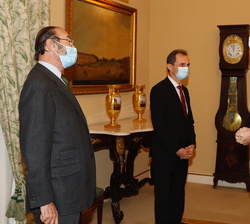 Don Felipe recibe el saludo de Emilio Lamo de Espinosa, presidente del Real Instituto Elcano en presencia de Pedro Duque, ministro de Ciencia e Innova
