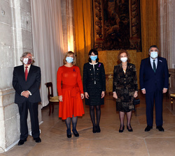 Fotografía de grupo de Su Majestad la Reina Doña Sofía con el premiado y las autoridades y personalidades asistentes al acto