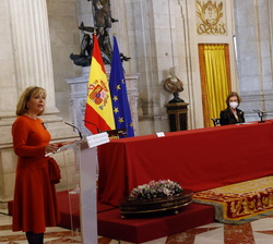 Doña Sofía escucha la intervención de la presidenta del Consejo de Administración del Patrimonio Nacional, Llanos Castellanos