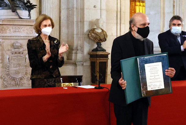 Doña Sofía entrega el premio Reina Sofía de Poesía Iberoamericana 2020 a Raúl Zurita