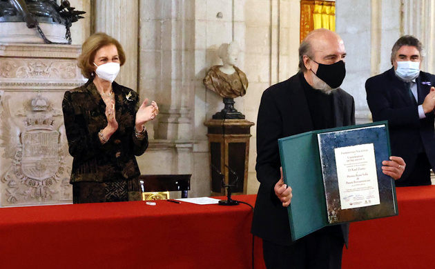 Doña Sofía entrega el premio Reina Sofía de Poesía Iberoamericana 2020 a Raúl Zurita