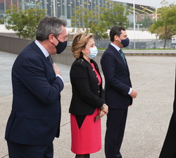 Su Majestad la Reina a su llegada al acto es recibida por el presidente de la Junta de Andalucía, la delegada del Gobierno en la Comunidad Autónoma de