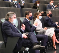 Su Majestad la Reina en primera fila de asientos durante la bienvenida por parte de la directora del TIS