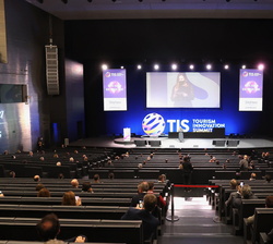 Vista general del auditorio durante la bienvenida por parte de la directora del TIS