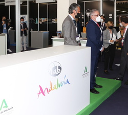 Su Majestad la Reina en el expositor de la Junta de Andalucía durante su recorrido por la TIS2020