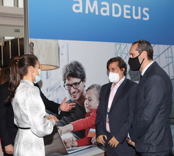 Su Majestad la Reina en el expositor de Amadeus durante su recorrido por la TIS2020