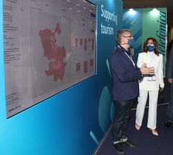 Su Majestad la Reina en el expositor de Telefónica durante su recorrido por la TIS2020