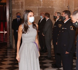 Su Majestad la Reina recibe el saludo de los representantes de la Policía Local de Valencia
