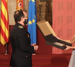 Su Majestad la Reina recibe una placa conmemorativa en recuerdo del 150 aniversario de la Policía Local de Valencia