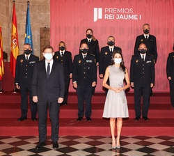Su Majestad la Reina con la representación de la Policía Local de Valencia asistente a la audiencia