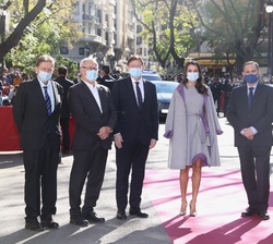 Su Majestad la Reina tras su llegada a Valencia con las autoridades asistentes a la entrega de los Premios “Rei Jaume I 2020” 