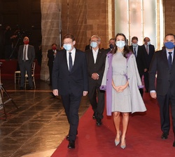 Doña Letizia entrando al Salón Columnario donde se desarrolló el acto