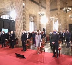 La Reina durante la interpretación del Himno Nacional