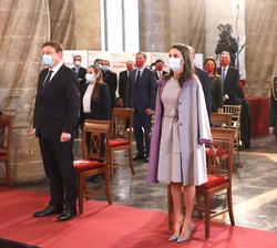 Su Majestad la Reina durante la interpretación del Himno Nacional