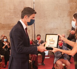 La Reina entrega el galardón de Economía 2020 a Diego Puga Pequeño