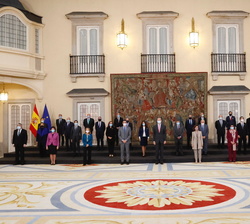 Su Majestad el Rey y el presidente del Gobierno y Presidente Ejecutivo de la Fundación acompañados de los patronos y autoridades asistentes