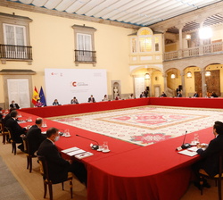 El Patronato de la Fundación Carolina reunidos bajo la presidencia de Su Majestad el Rey y el presidente ejecutivo de la Fundación y presidente del Go
