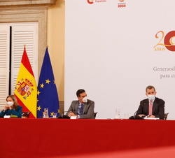 Su Majestad el Rey en presencia del presidente del Gobierno y las vicepresidentas primera y tercera durante su intervención en la XXXI sesión ordinari