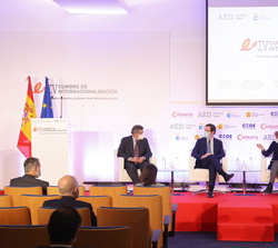 Su Majestad el Rey en primera fila de asientos durante la celebración de la mesa redonda "Retos para la internacionalización de la empresa españo