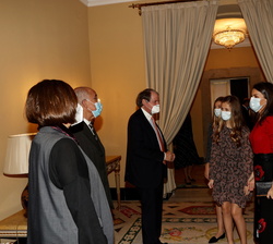 SS.MM. y SS.AA.RR reciben el saludo del presidente, secretario y directora General de la Funadación Princesa de Girona