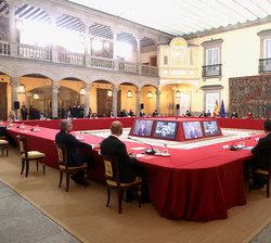 Asistentes presenciales y telemáticos a la XXIII Reunión del Patronato de la Fundación Princesa de Girona presidida por SS.MM. los Reyes y SS.AA.RR la