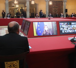 Los asistentes a la XXIII Reunión del Patronato de la Fundación Princesa de Girona aplauden la intervención de Su Alteza Real la Princesa de Asturias 