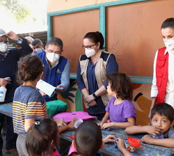 Doña Letizia acompañada de Sus Excelencias junto a los más jóvenes del albergue del Instituto Patria en Honduras