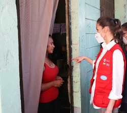Doña Letizia acompañada de Sus Excelencias junto a los más jóvenes del albergue del Instituto Patria en Honduras