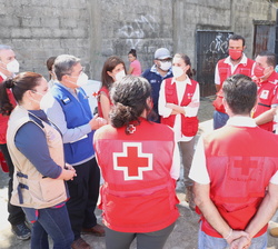 Doña Letizia y Sus Excelencias reciben explicaciones de los trabajos realizados a cargo del coordinador de Emergencias de Cruz Roja Española en la zon