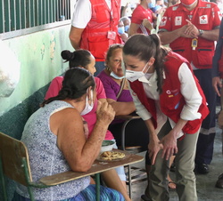 Su Majestad la Reina se interesa por la situación de la gente desplazada en el albergue del Instituto Patria de Honduras
