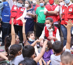 Su Majestad la Reina participa een una actividad educativa y de higiene con nios albergados en el patio central acompañada del Presidente y la Primera