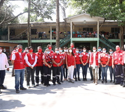 Foto de grupo del personal de Cruz Roja del albergue acompañando a Su Majestad la Reina