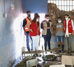 Su Majestad la Reina acompañada de Sus Excelencias comprueban sobre el terreno los destrozos 