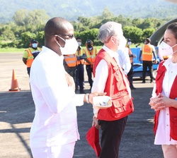 Su Majestad la Reina recibida por el alcalde de La Ceiba, Jerry Sabio