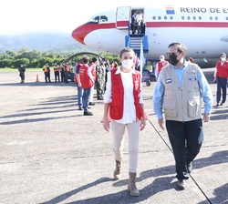 Su Majestad la Reina con el secretario de Estado de Relaciones Exteriores y Cooperación Internacional, Lisandro Rosales