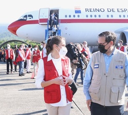 Su Majestad la Reina conversa con el secretario de Estado de Relaciones Exteriores y Cooperación Internacional, Lisandro Rosales