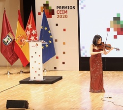 Actuación musical a cargo de la violinista Maureen Choi y el contrabajista Mario Carrillo