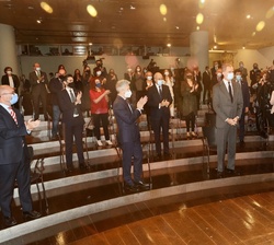 Su Majestad el Rey recibe la bienvenida de los asistentes a la entrega de la XVII edición de los Premios Fundación Víctimas del Terrorismo en Casa de 
