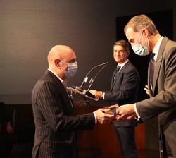 El Rey hace entrega del premio a la Defensa de Derechos Humanos “Adolfo Suárez” a Iñaki Arteta