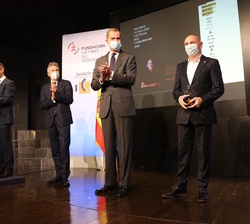 Don Felipe junto al galardonado Iñaki Arteta