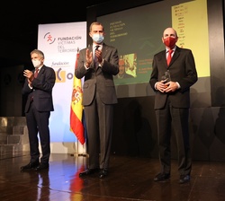 El Rey junto al premiado Javier Marrodán